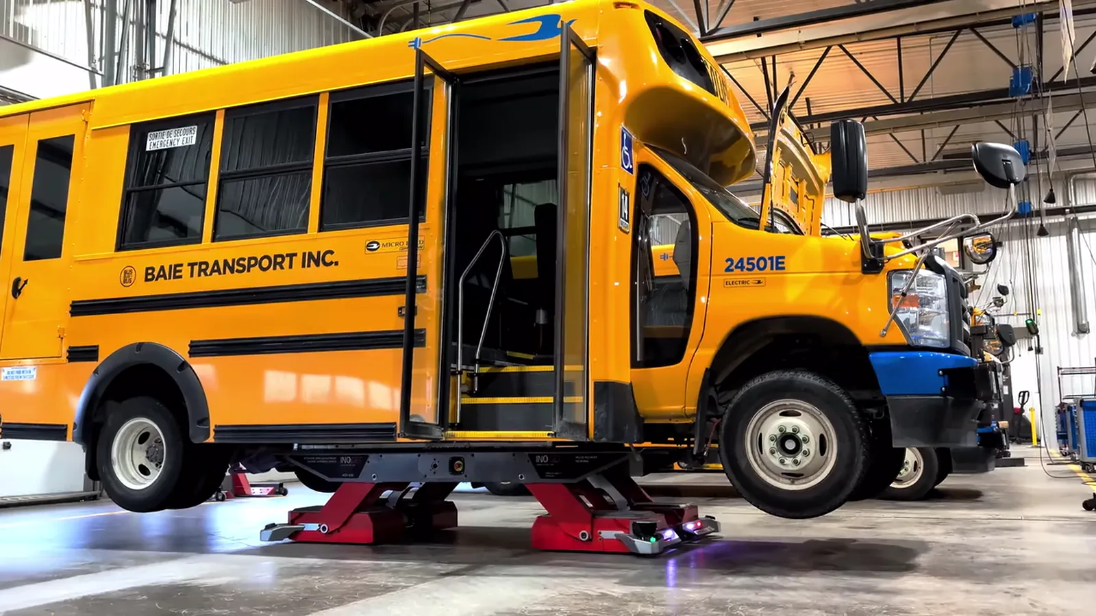 INOGEC platform moving a Microbird bus on a factory floor
