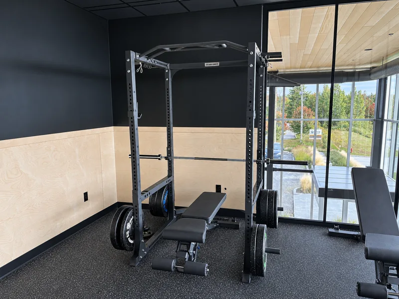 INOGEC gym with a weight bench and strength training equipment